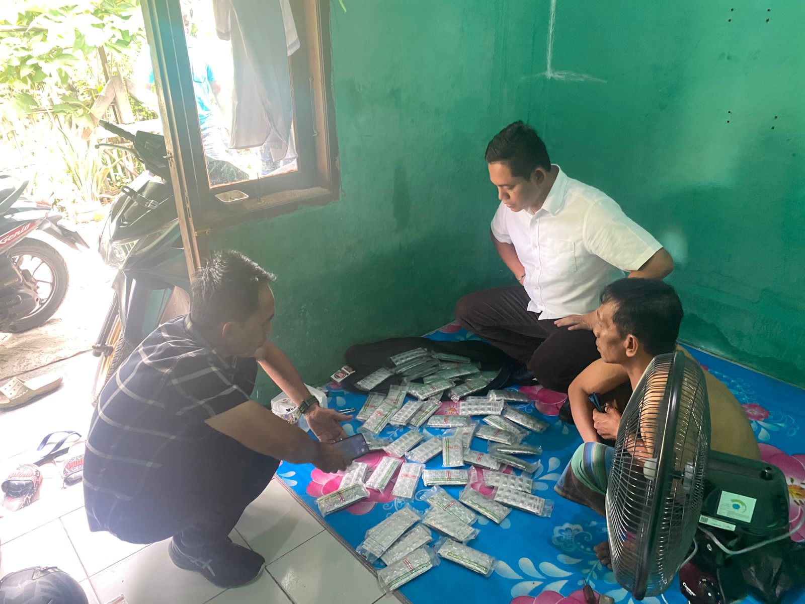 Bongkar Bisnis Haram Berkedok Kontrakan, Ribuan Butir Obat Keras Digerebek Sat Narkoba Polres Metro Bekasi