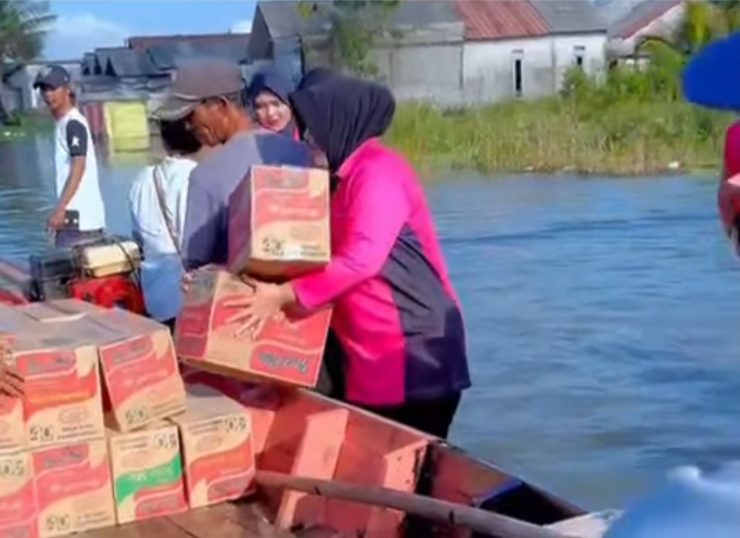 Polsek Tarumajaya Salurkan Bantuan untuk Warga Terdampak Banjir di Desa Samudra Jaya