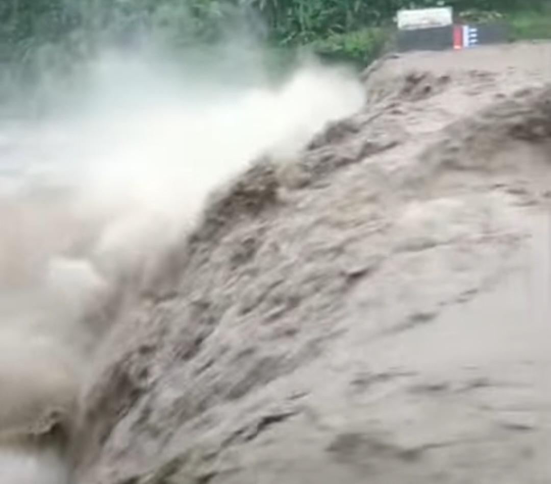 Bendungan Danawareja Bojong  Meluap, Warga Sempat Panik