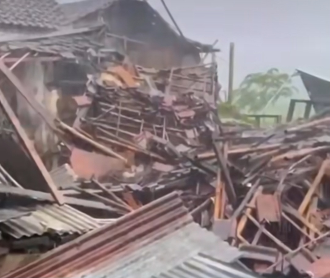 Angin Puting Beliung Porak Porandakan  Rumah Warga di Banyuwangi