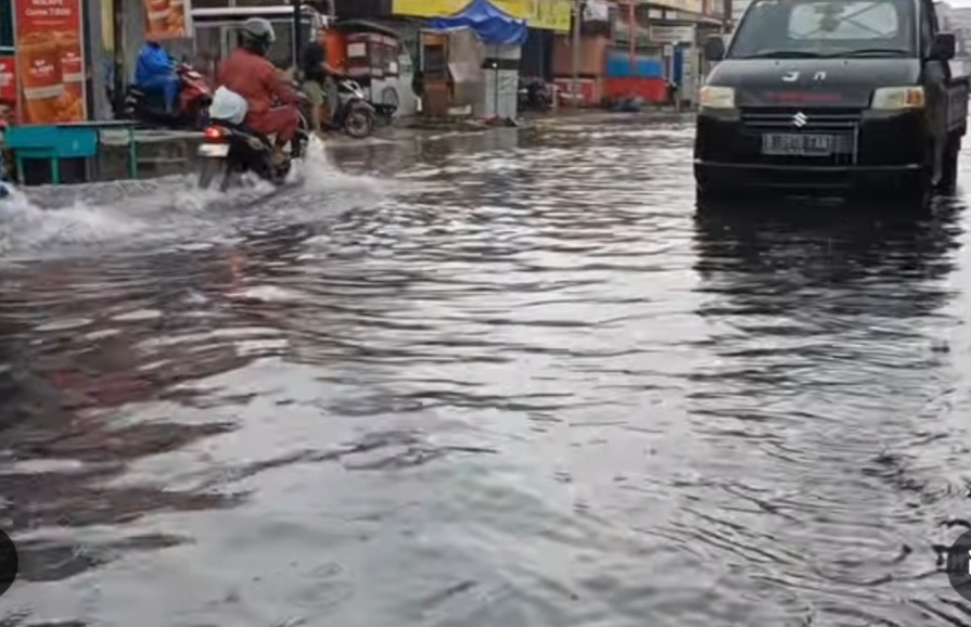 Jalan Marakas Arah Perumahan Grend Duta City Bekasi Banjir, Pengendara Roda Dua Diminta Hati-Hati