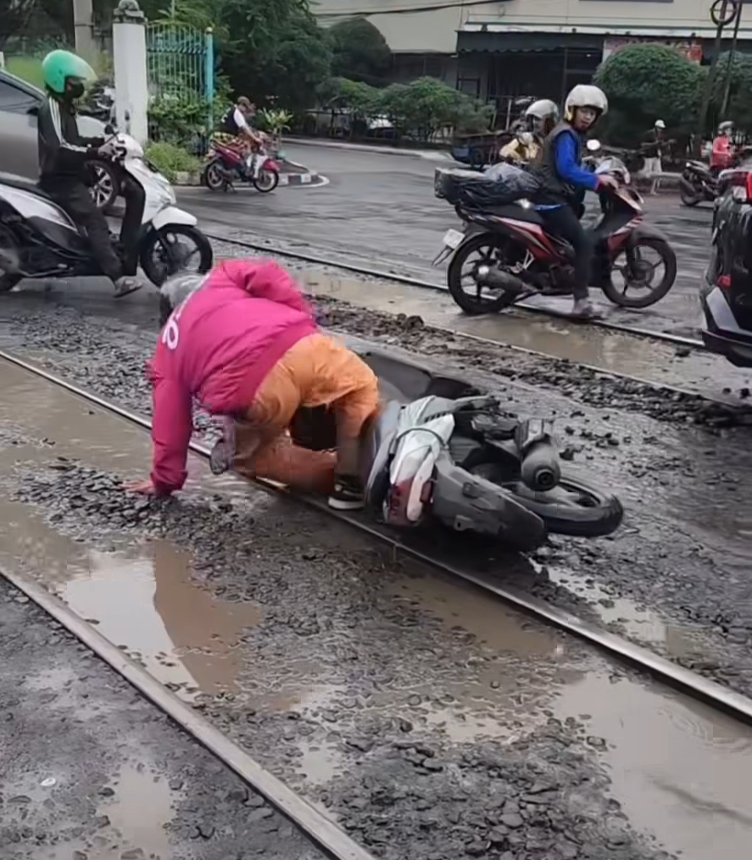 HATI-HATI! Jalan Rusak di Jalan Industri Jakarta Barat Makan Korban