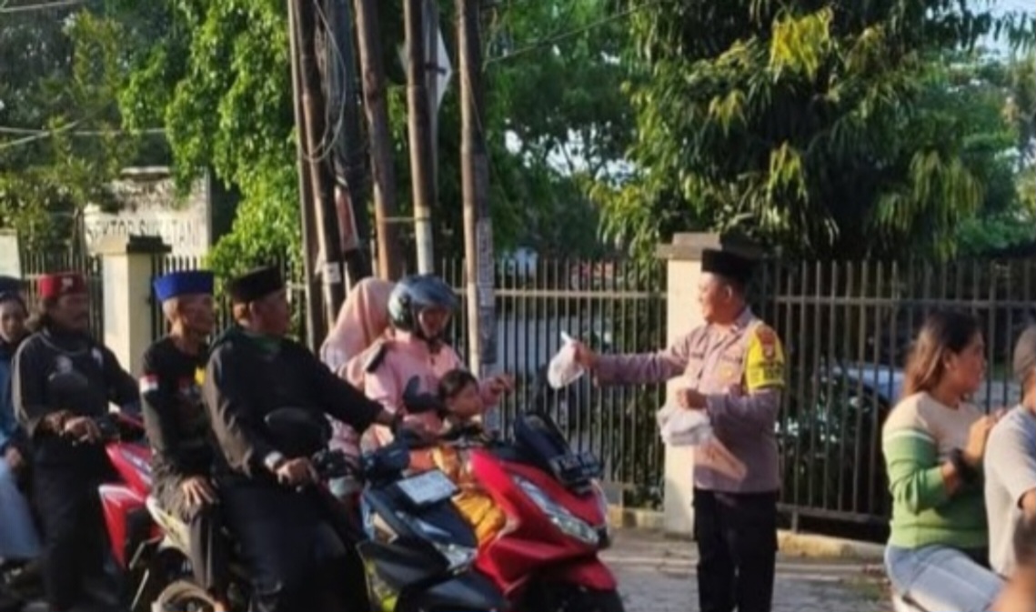 Polsek Sukatani Polres Metro Bekasi Pembagian Takjil di Jalan