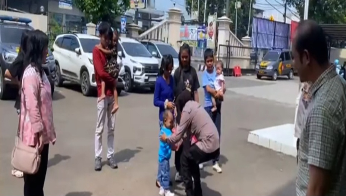 Kehangatan Anak Panti Oikos Agape Sambangi Polsek Tambun Selatan