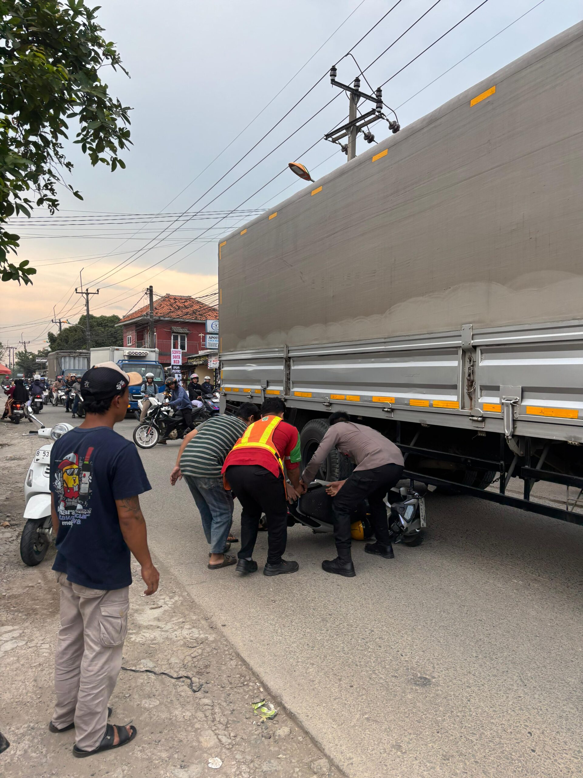 Sigap! Pemotor Alami Kecelakaan,Anggota Brimob Batalyon D Pelopor Ikut Membantu