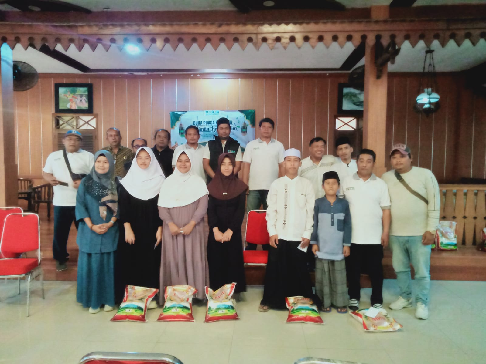 Jalin Sinergitas, Pokja Wartawan DPRD Kabupaten Bekasi Bukber dan Santunan Anak Yatim