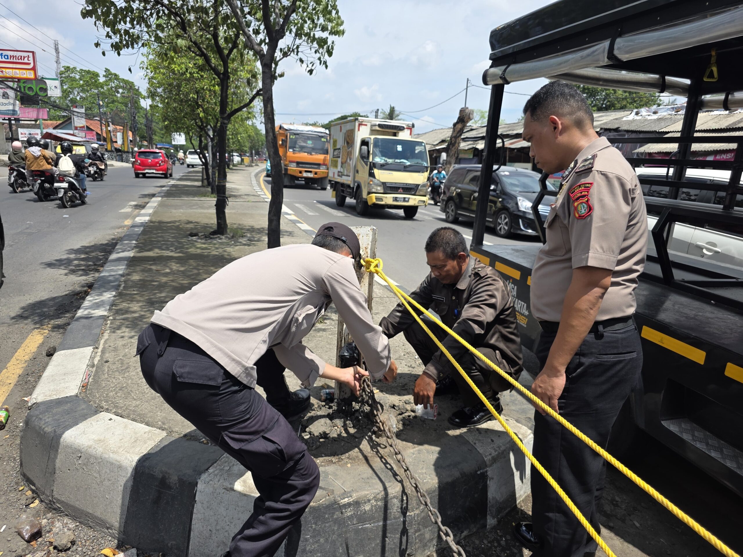 Polsek Cikarang Utara AKP Carmin, S.H Imbau Warga Tertib Berlalu Lintas, Hindari U-Turn Paksa dan Lompat Trotoar