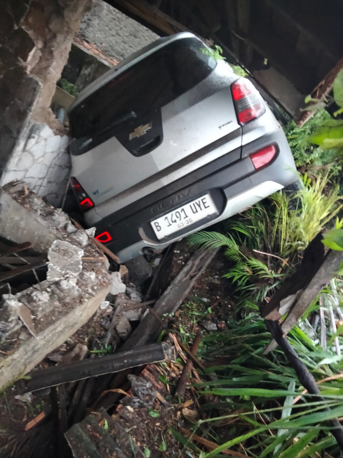 Diduga Supir Mengantuk, Mobil Tabrak di Tikungan Pasarkebo Alhuda Cikarang Utara