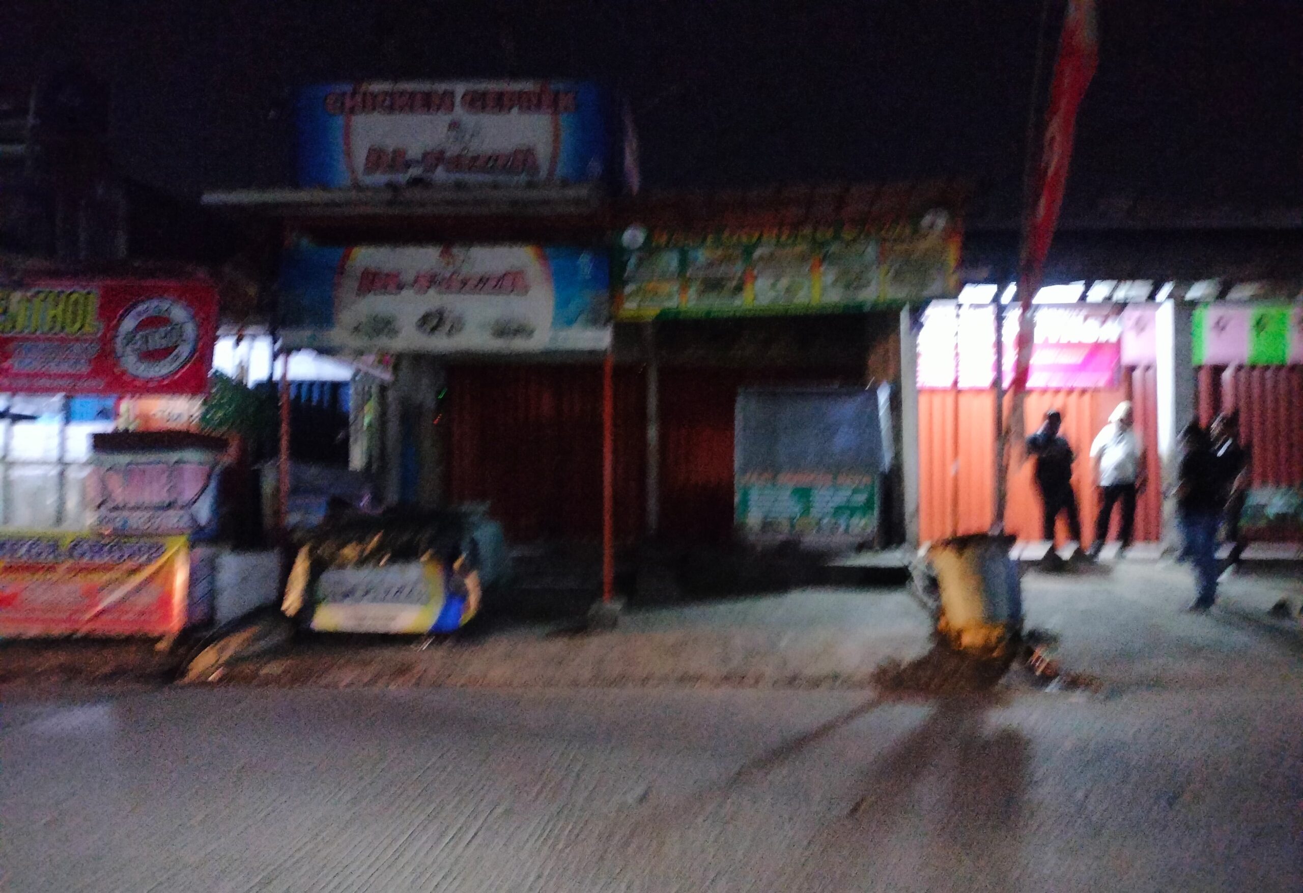 Diduga Ada Peristiwa, Kios Chicken Geprek Al-Fazza di Perum Mega Regency Bekasi Terpasang Police Line