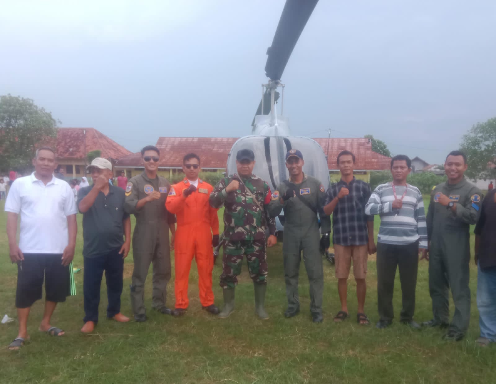 Warga Terkejut, Pesawat Helikopter Mendarat Darurat di Karangrahayu
