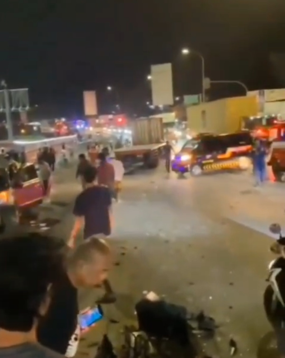 Kecelakaan di Exit Tol Bawen,Truk Boks Tabrak 8 Sepeda Motor