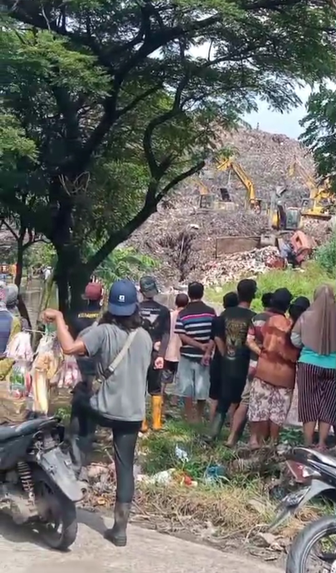 TPST Bantargebang Longsor, Sejumlah Truk Sampah Diduga Tertimbun