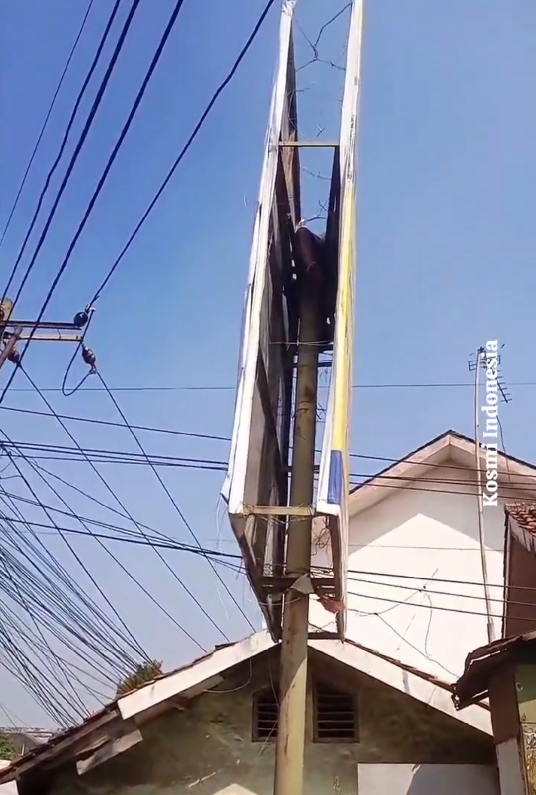 Tragedi, Dua Orang Tersengat Listrik Diduga Sedang Pasang Baliho Iklan di Cikarang