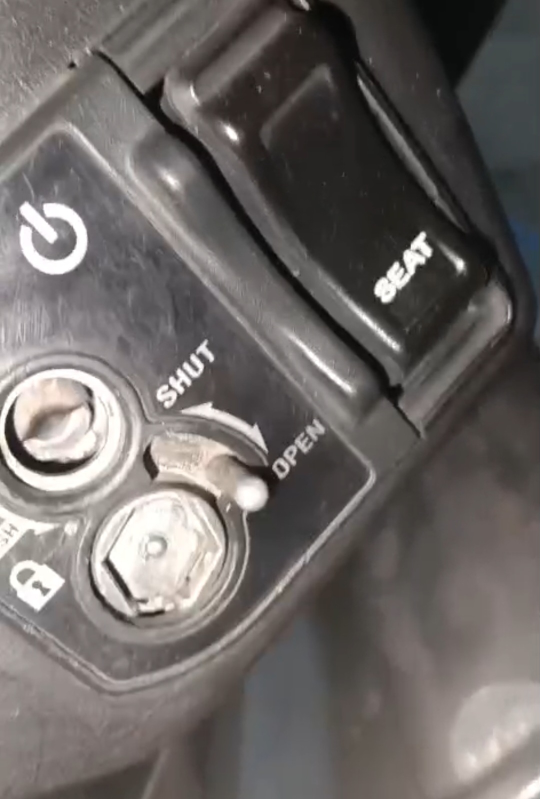 Motor Warga Rusak di Area Parkir Stasiun Cikarang, Dua Helm Hilang