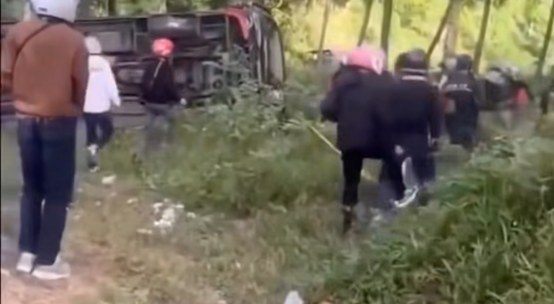 Mobil Wisatawan Asal Bekasi Alami Kecelakaan di Lebak Banten