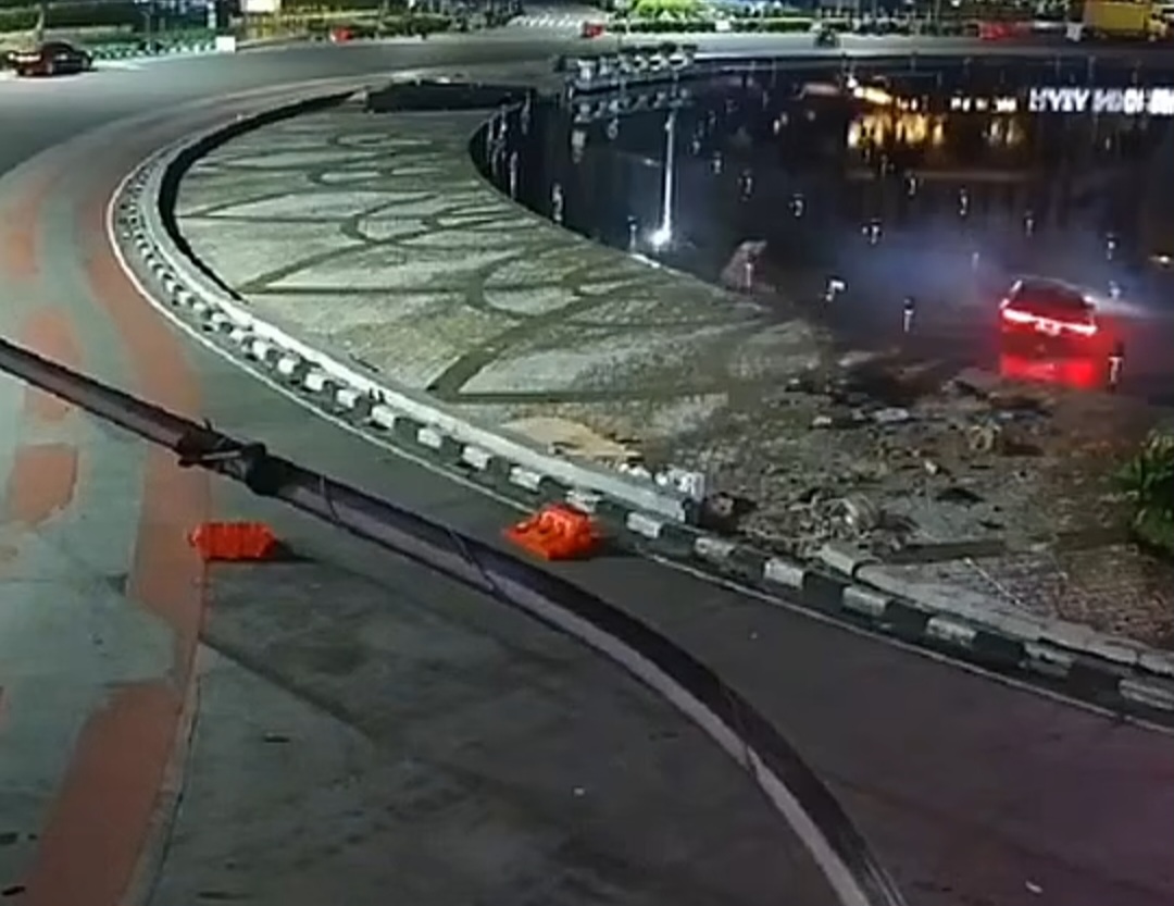 Diduga Ngantuk  Pengemudi Mobil Menabrak Pembatas Jalan dan Masuk ke Dalam Kolam Bundaran Hl