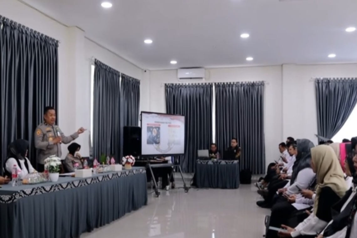 Kapolres Metro Bekasi Dampingi  Karobinkar SSDM Polri Dalam Giat Penguatan Karakter Kepala Sekolah