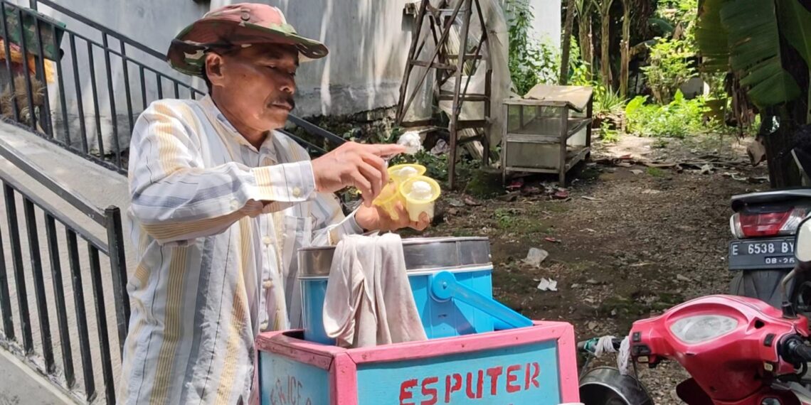 21 Tahun Nabung,Pedagang Es Tung tung Naik Haji