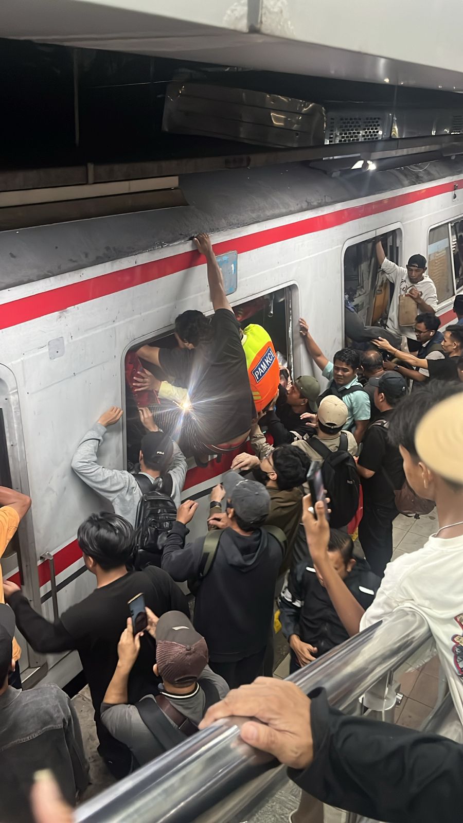 KRL Tertemper KA Argo Bromo Anggrek di Stasiun Bekasi Timur