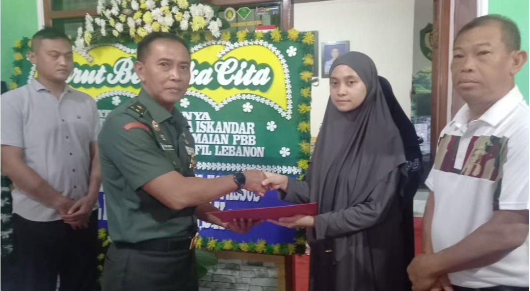 Rektor Unhan RI Serahkan Santunan Duka Kepada Ahli Waris Almarhum Kapten Inf Zulmi Aditya Yang Gugur di (UNIFIL) Lebanon
