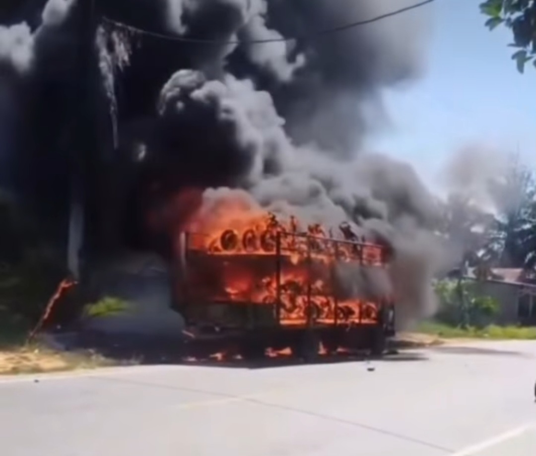 Truk Pengangkut Sepeda Motor Ludes Terbakar , Arus Lalu Lintas Macet