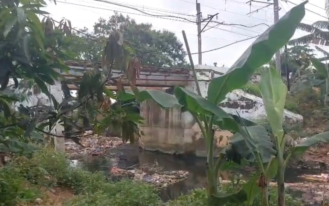 Akibat Jembatan Putus Diterjang Banjir, Warga Nekat Lewat Jalur Kereta: “Padahal Rawan”