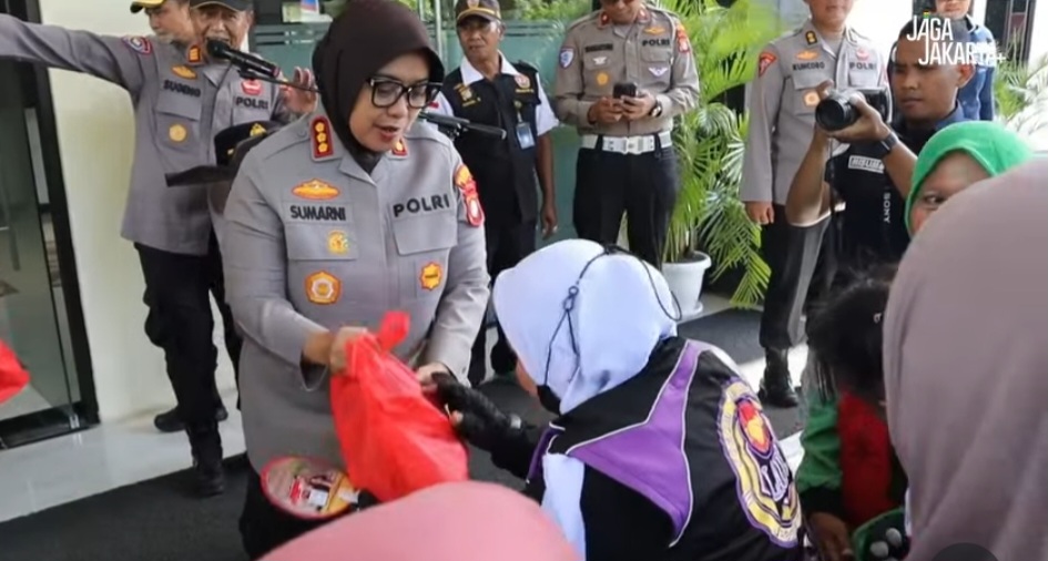 Kapolres Metro Bekasi  Bagikan 300 Paket Sembako Kepada Elemen Masyarakat