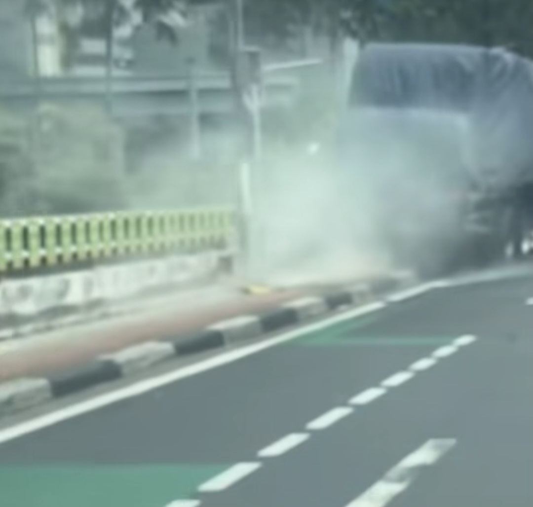 Akibat Rem Blong, Supir Truk Banting Stir ke Trotoar