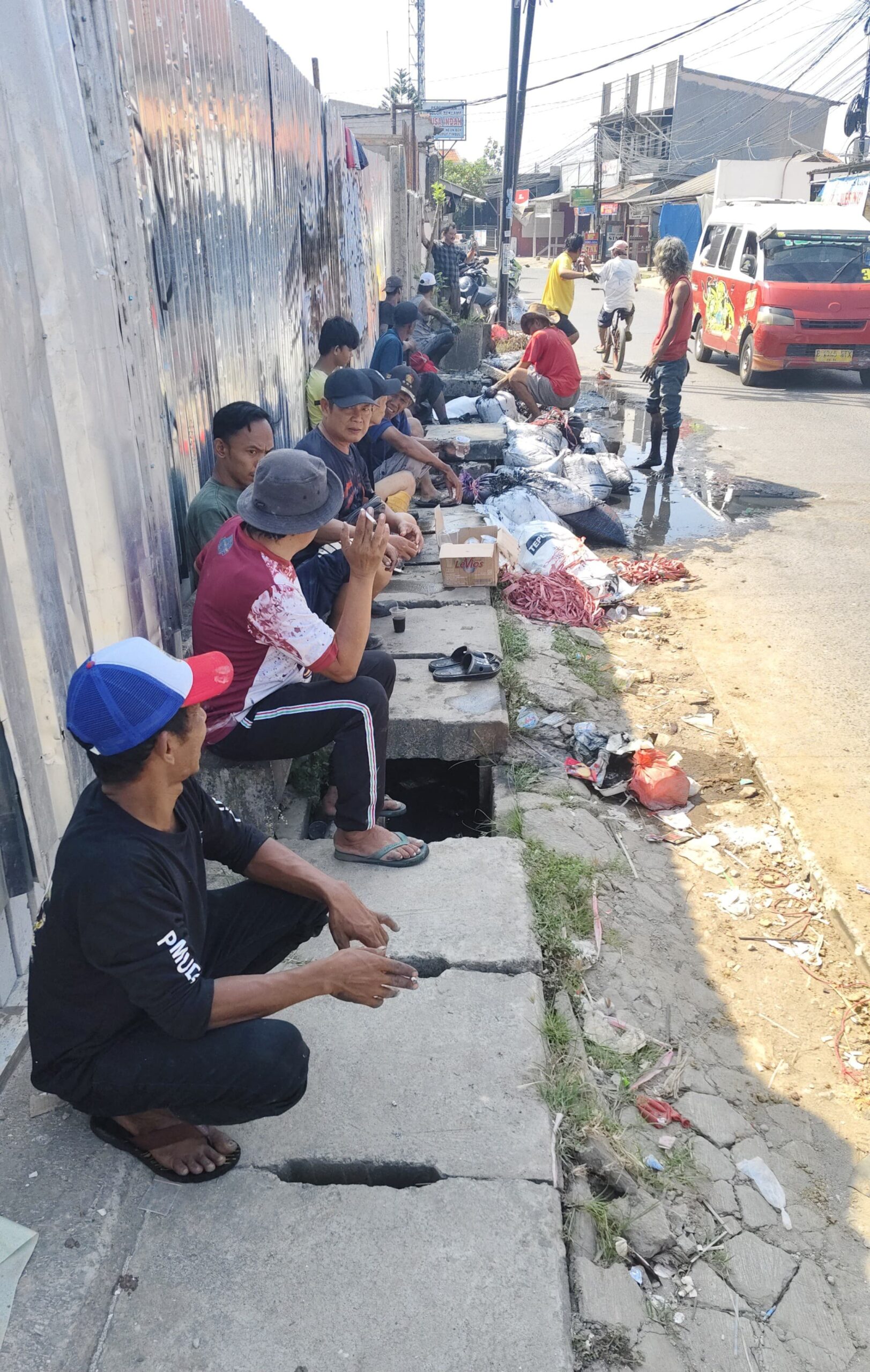 Warga Dusun 2 Karang Asih Cikarang Utara Berjibaku Gelar Kerja Bakti Massal