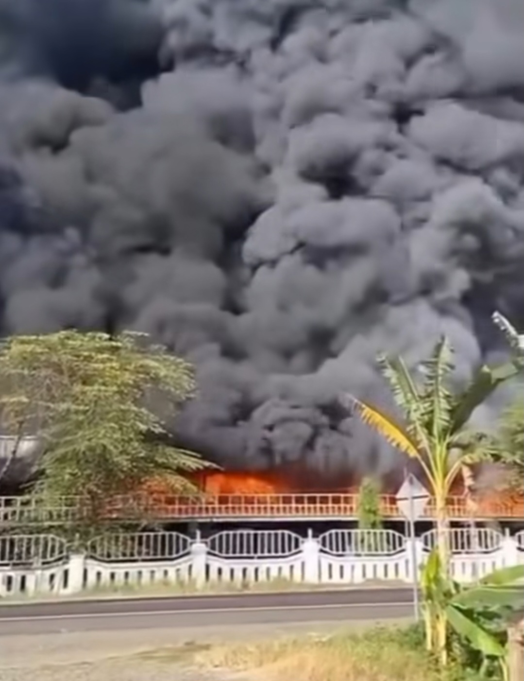Kebakaran Hebat Hanguskan Pabrik Ban di Grabag Purworejo