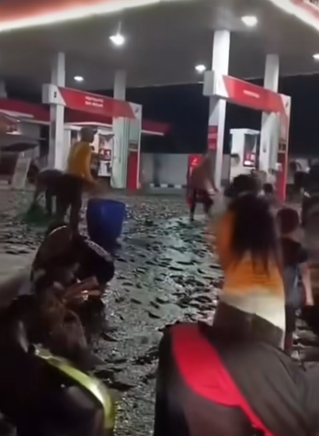 Panen Lele Dadakan di SPBU, Kebaikan Warga Klaten Bikin Salfok