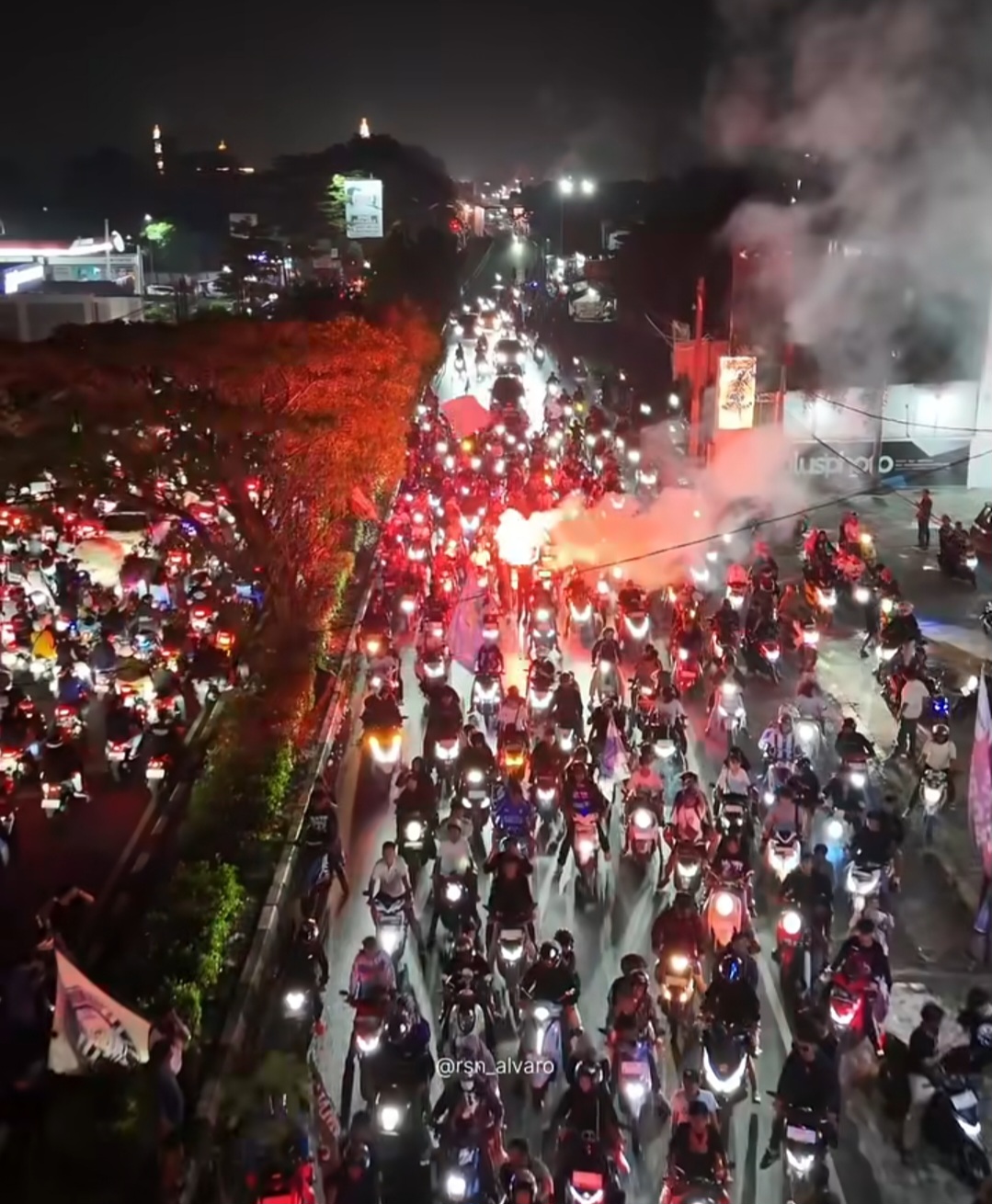 Konvoi Bobotoh Persib Bandung Tumpah Ruah Dijalan
