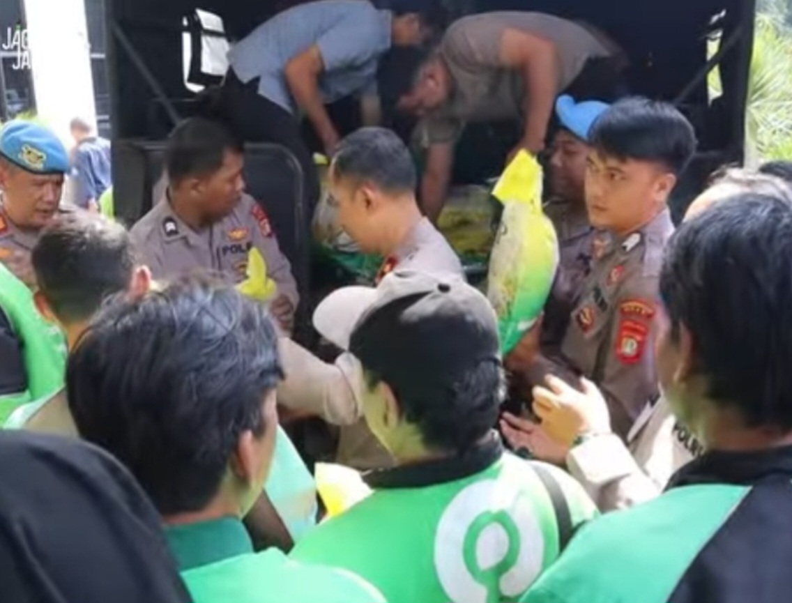 Kapolres Metro Bekasi Gelar Jumat Peduli, Bagikan Beras ke Pengendara Ojol