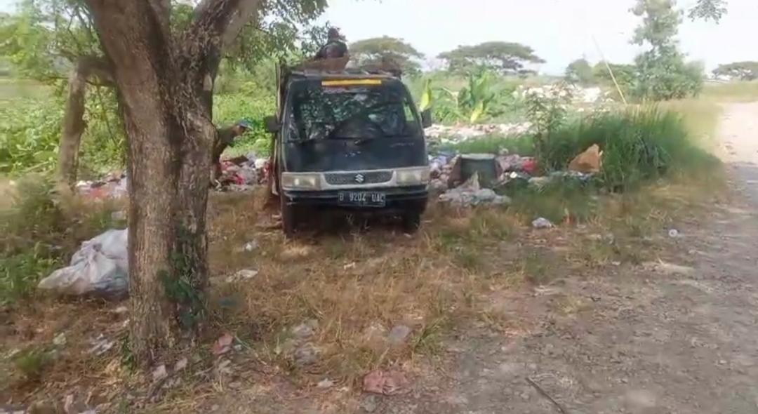 Mobil Diduga Buang Sampah Liar di Sukaringin, Kini Lokasi Ditutup Spanduk Perda dan Sekam Padi