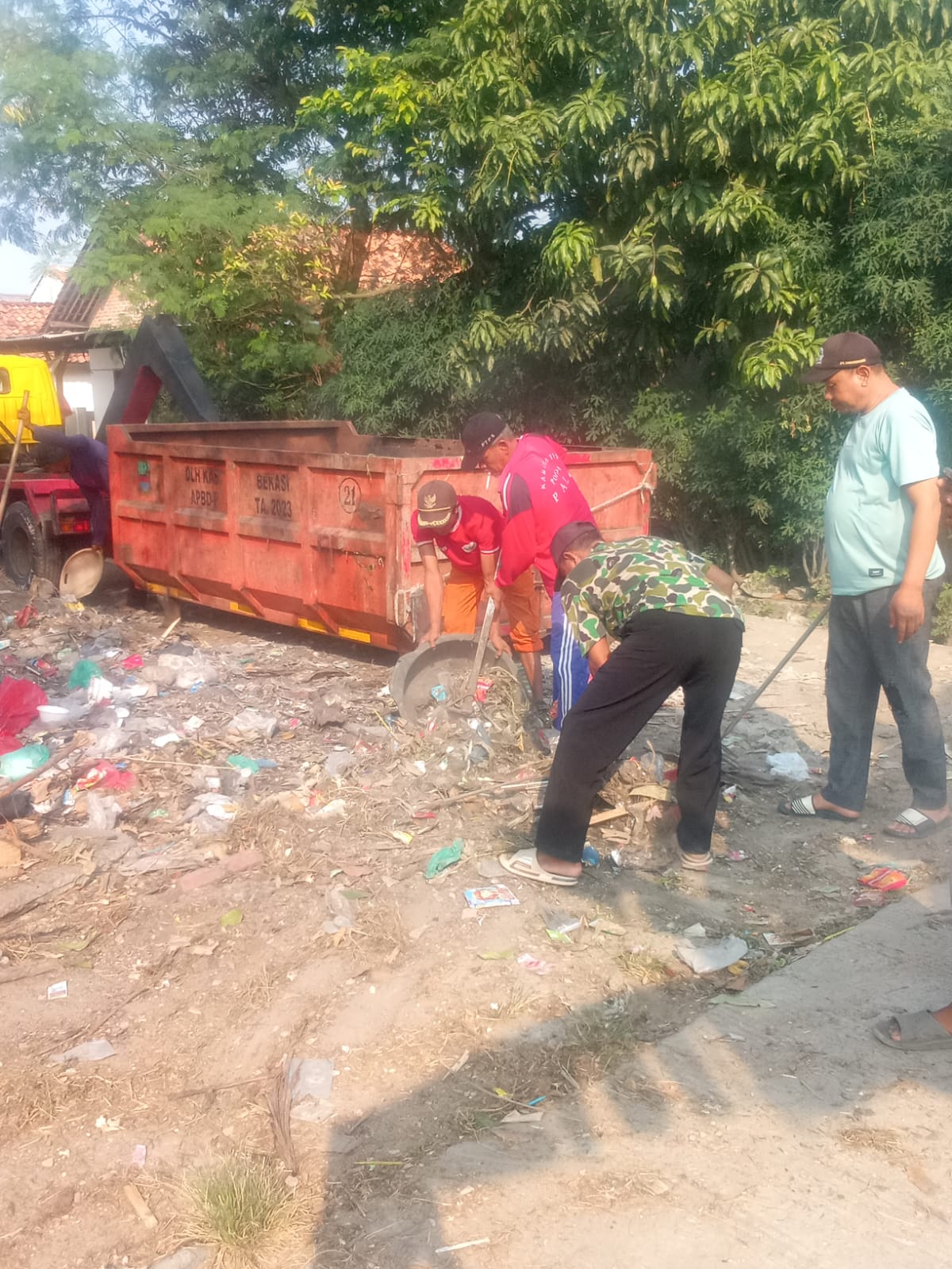 Antisipasi Saat Musim Tanam Padi,Pemdes Karangrahayu Gelar Giat Bersih-Bersih Sampah di Dusun 2