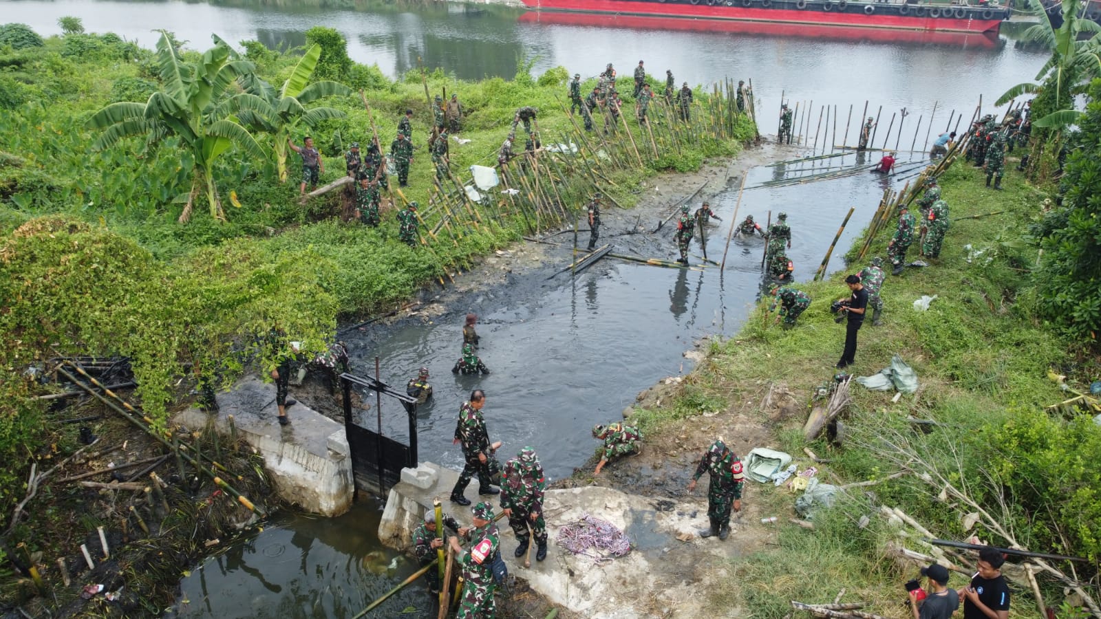 Kodim 0509/Kabupaten Bekasi Bangun Pintu Air dan Cerucuk Bambu Atasi Rob serta Sampah di Babelan