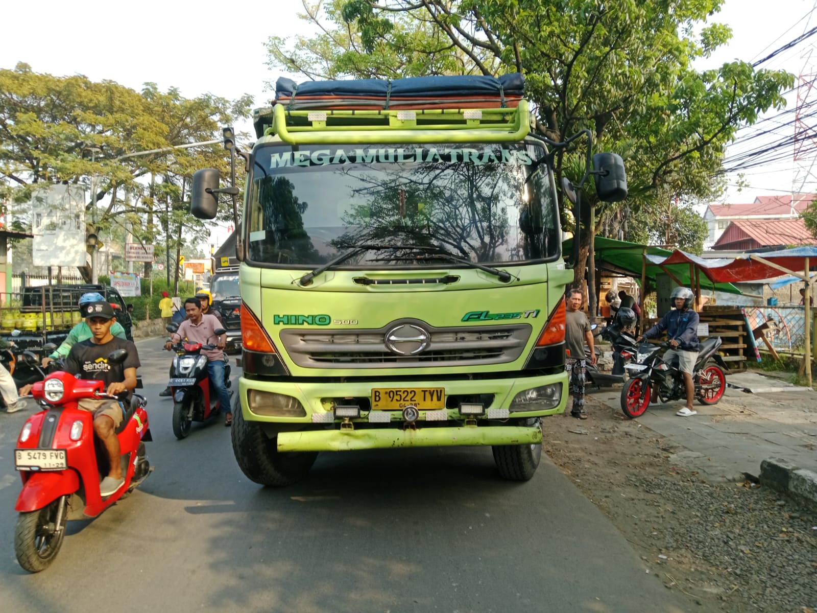 Palang Pintu Kereta Api Cikarang Patah di Tabrak Truk Besar