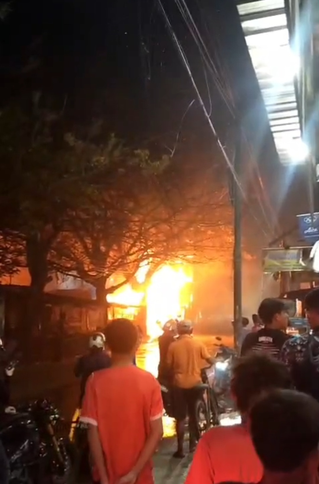 Kebakaran Lapak Pedagang di Jalan Raya Pisangan Tambun Utara