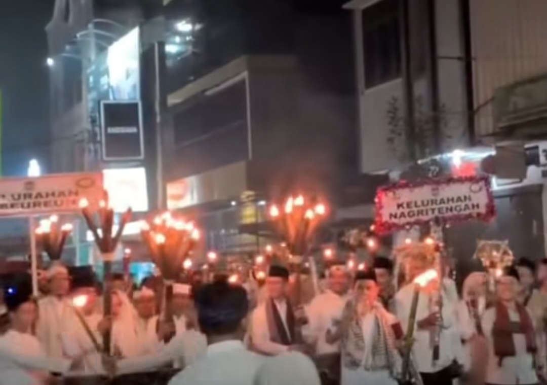 Detik detik Pawai Obor di Purwakarta Kecelakaan Saat Sembur Api