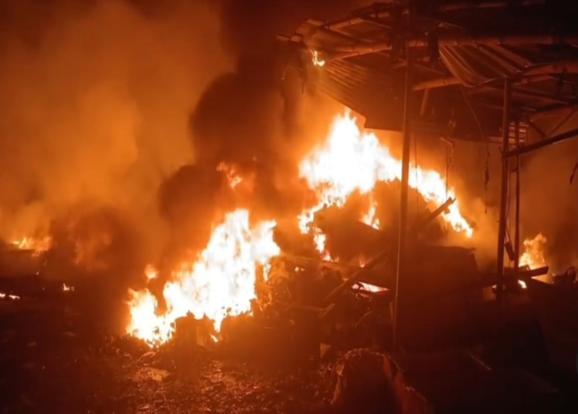 Api Membumbung Tinggi, Lapak Rongsok Terbakar di Satria Jaya