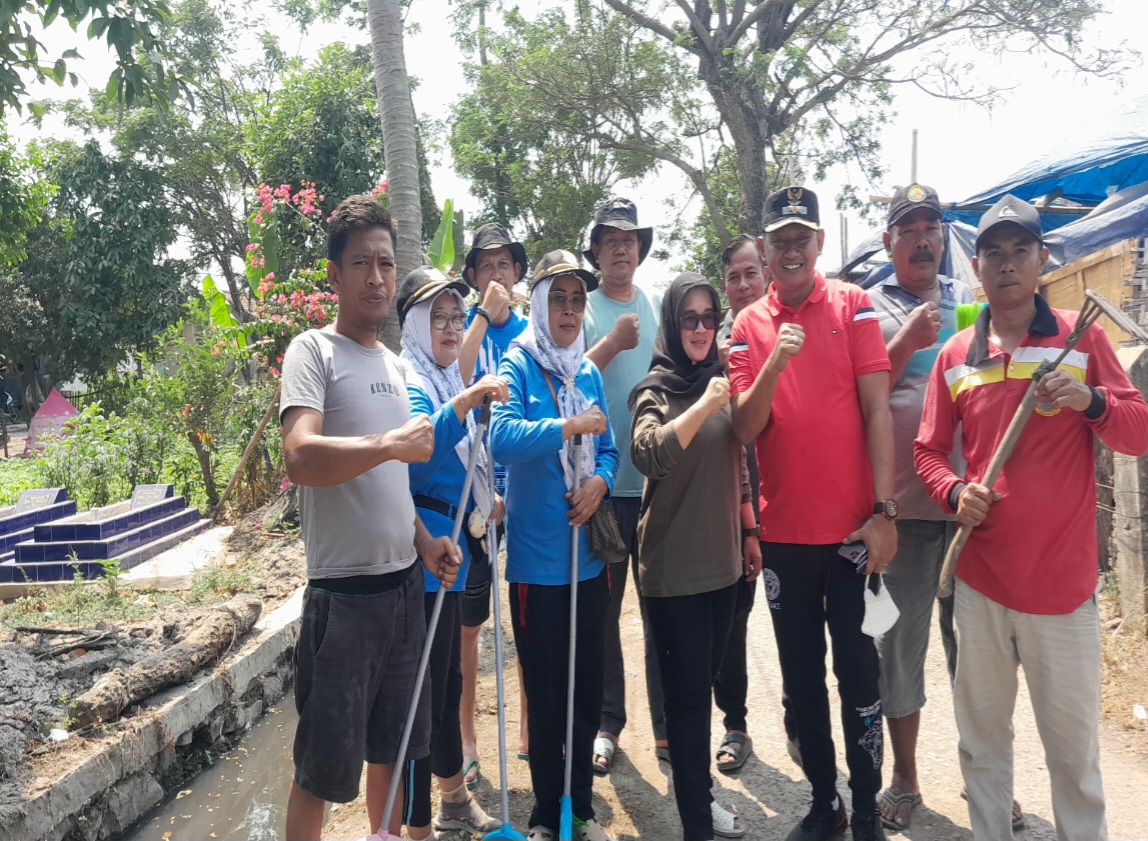 Badru Iskandar Apresiasi Aksi Bersih-Bersih  Pemdes dan Mahasiswa KKN Pelita Bangsa di Kampung Plaukan