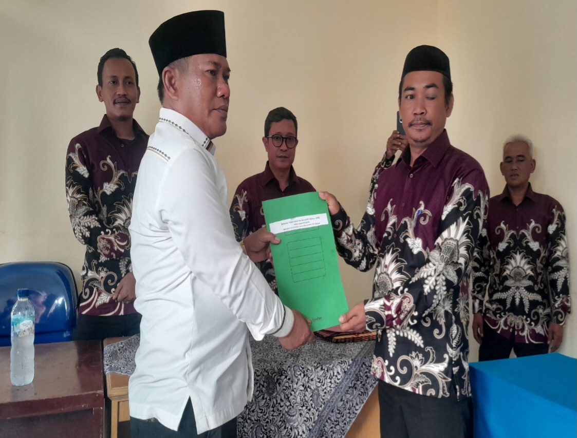 Tiga Bakal Calon Kades Karangsatu Sudah Mendaftar, Hari Kedua Incumbent Serahkan Berkas