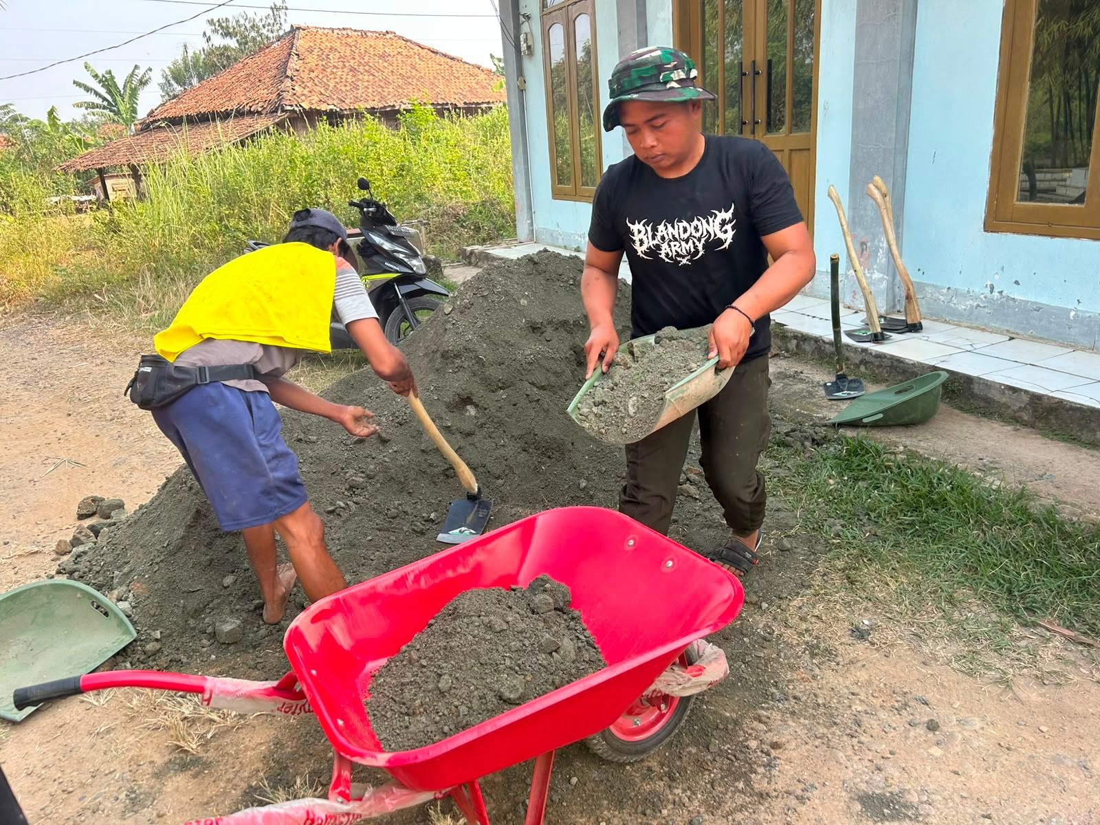 Warga Sambut Gembira, Pembangunan Jalan Lingkungan Mulai Dikerjakan Oleh TMMD ke-129 Kodim 0509/Kab Bekasi