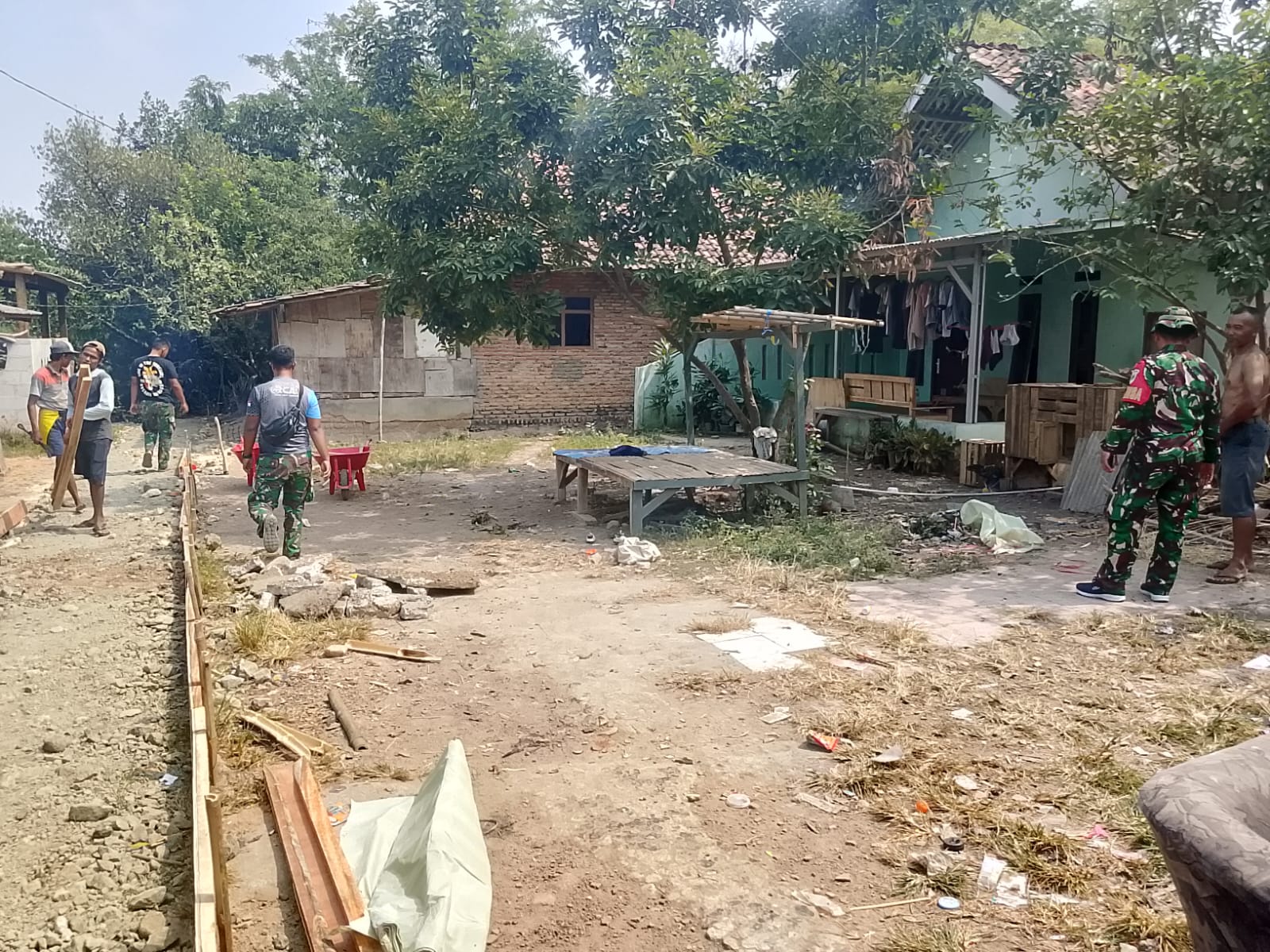 Warga Sambut Gembira,Satgas TMMD ke-129 Kodim0509/Kab Bekasi Bersama Persiapan Jalan Pengecoran