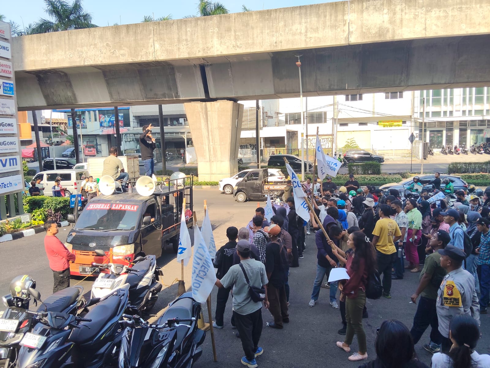 Ratusan Massa Geruduk Kantor Hotman Paris di Kelapa Gading, Polisi Siaga Amankan Aksi Unjuk Rasa
