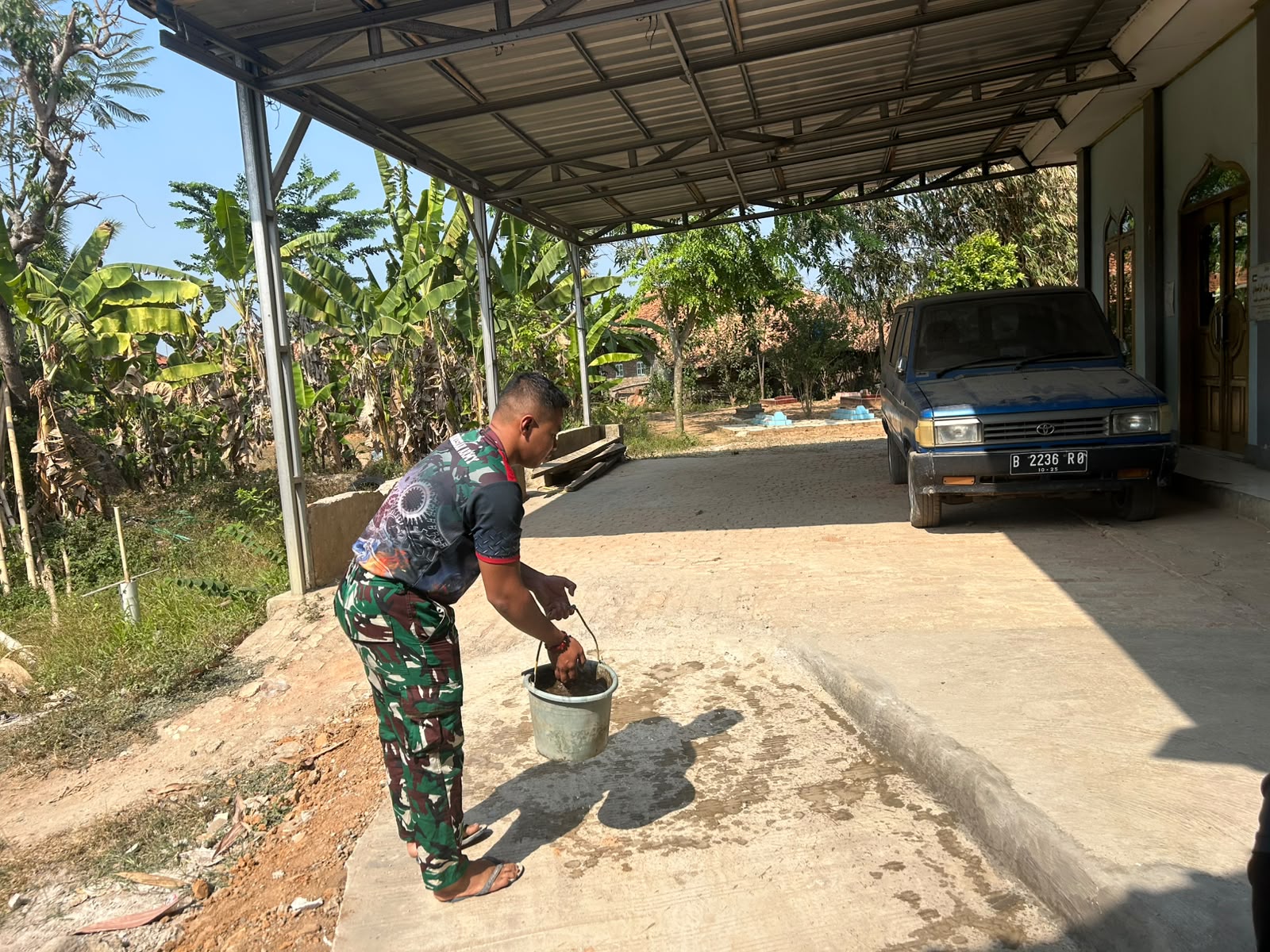 TMMD Ke-129 Rawat Hasil Pembangunan, TNI dan Warga Siram Jalan Beton Demi Kualitas yang Tahan Lama