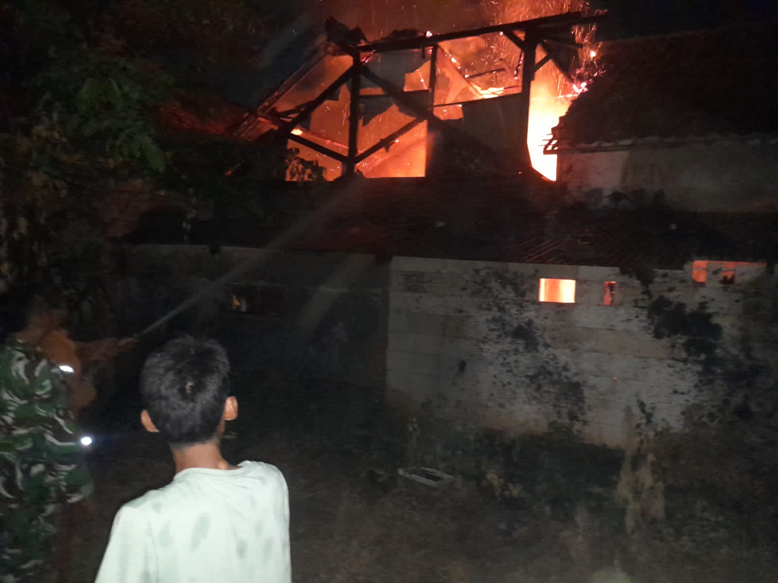 Anggota Kodim0509/Kab Bekasi, Petugas Damkar dan Warga Respon Cepat Padamkan Kebakaran di Sukamulya