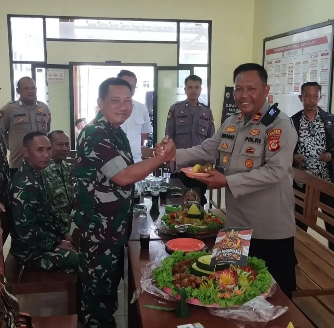 Koramil 2501/Parigi Bersama Camat Kunjungan ke Polsek Parigi Dalam Rangka Hari Bhayangkara ke-80