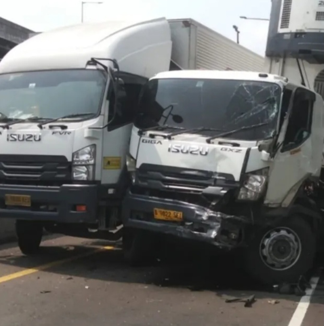 Truk Trailer Oleng Tabrak Dua Truk Lain di Tol Jakarta-Cikampek