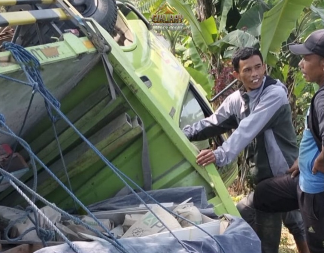 Diduga Rem Blong, Truk Bermuatan Material Bangunan Terguling di Pamulihan Garut, Polisi Lakukan Evakuasi
